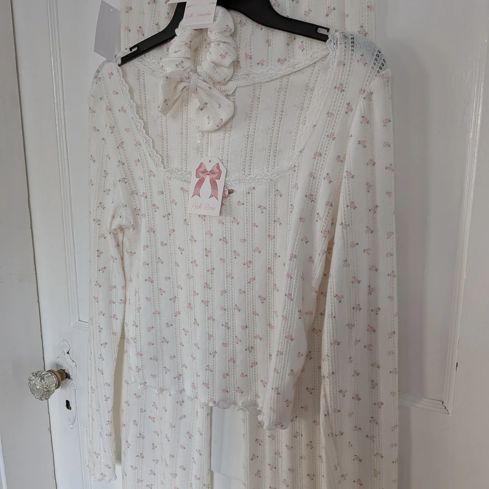 Pink Rose Floral Two-Piece Set with Scrunchie NWT - Picture 10 of 11